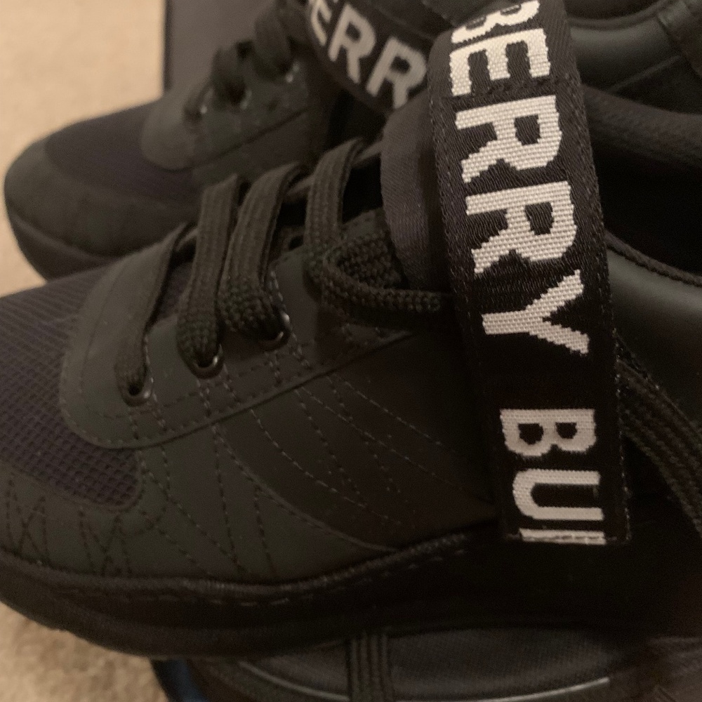 Burberry men’s stylish sneakers Euro size 40 - Picture 9 of 9